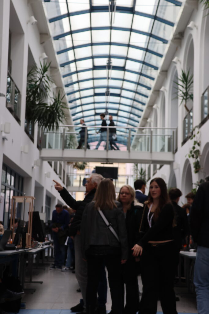 Aula mit Besucher:innen