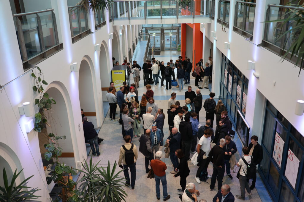 Besucher in der Aula