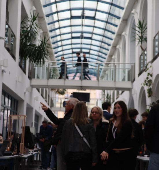 Aula mit Besucher:innen