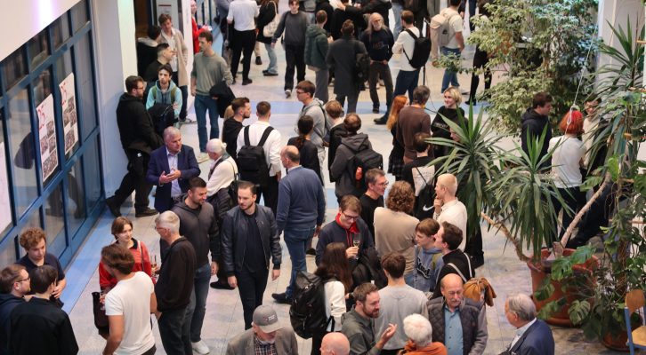 Besucher:innen in der Aula