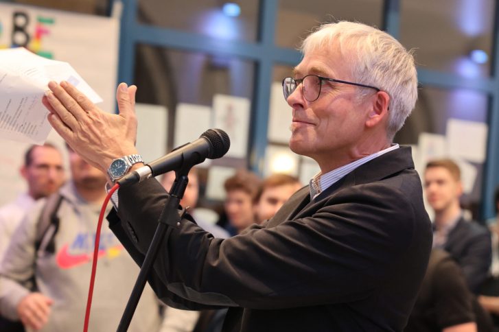 Direktor applaudiert